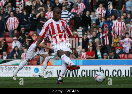 Ricardo Fuller von Stoke City erzielt beim Coca-Cola Championship-Spiel im Britannia Stadium in Stoke seine Strafe und das 2. Tor gegen Leicester City. Stockfoto