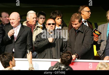 Fußball - FA Barclays Premiership - Watford / Chelsea - Vicarage Road. Chelsea-Besitzer Roman Abramovich (von Mitte) trifft Fans und signiert Autogramme in der Halbzeit an den Tribünen. Stockfoto