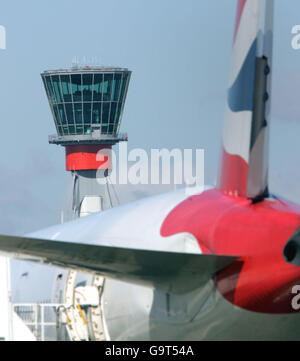 Ein Flugzeug von British Airways parkte in der Nähe des neuen Control Tower am Londoner Flughafen Heathrow, der Ende April 2007 in Betrieb gehen soll. Stockfoto