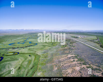 Illinois Fluß schlängelt sich durch Arapaho National Wildlife Refuge, North Park in der Nähe von Walden, Colorado, Frühsommer Luftbild Stockfoto