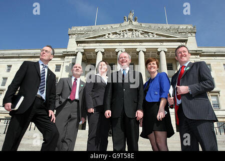 Sinn Feins Wahl der Minister (von links nach rechts); Gerry Kelly, Alex Maskey, Michelle Gildernew, Martin McGuinness, Caitriona Ruane und Conor Murphy stehen auf den Stufen von Stormont. Stockfoto