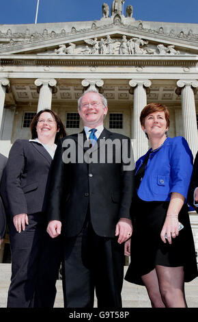 Drei von Sinn Feins Wahl der Minister (von links nach rechts); Michelle Gildernew, Martin McGuinness und Caitriona Ruane stehen auf den Stufen von Stormont. Stockfoto