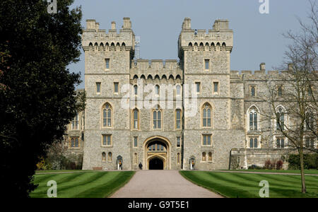 Soldatinnen bewachen Schloss Windsor. Windsor Castle von der langen Wanderung aus gesehen. Stockfoto