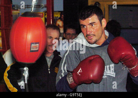 Joe Calzaghe von Wales (rechts), ermutigt von seinem Trainer/Vater Enzo Calzaghe (links) während einer Trainingseinheit in seinem Fitnessstudio in Abercarn, nahe Newport. Stockfoto