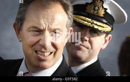 Premierminister Tony Blair (links) bei einem Besuch der HMS Liverpool in der Werft Rosyth, Fife, Schottland. Stockfoto