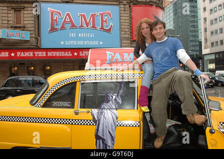 Ian H Watkins und Natalie Casey besuchen eine Fotoserie, um Fame The Musical (Eröffnung am 4. Mai) im Shaftesbury Theatre im Zentrum von London bekannt zu geben. Stockfoto