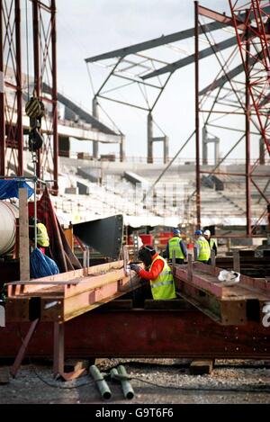 Ein Schweißer arbeitet an einem der riesigen Stahlträger Wird in der City of Manchester Stadium verwendet Stockfoto