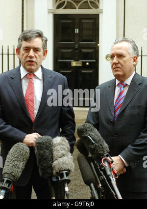 Der britische Schatzkanzler Gordon Brown (links) und Peter Hain, der nordirische Staatssekretär, sprechen heute Nachmittag in Downing Street, London, mit den Medien über die neue Finanzierung für Ulster. Stockfoto