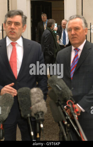 Der britische Schatzkanzler Gordon Brown (links) und Peter Hain, der nordirische Staatssekretär, sprechen heute Nachmittag in Downing Street, London, mit den Medien über die neue Finanzierung für Ulster. Stockfoto