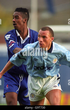 Chelsea's Eddie Newton (l) und Manchester City's Terry Phelan (r) in Aktion. Stockfoto