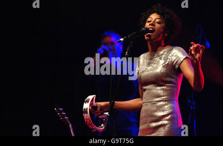 Corinne Bailey Rae im Konzert im Hammersmith Apollo im Westen Londons. Stockfoto