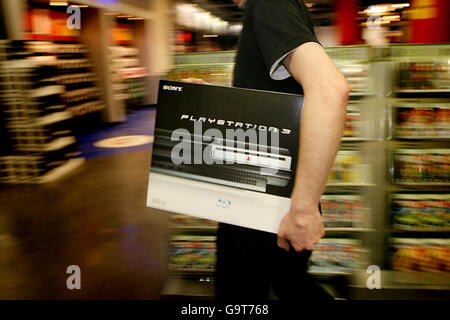 Mitarbeiter von Virgin Megastore haben die Sony PlayStation 3 bei der britischen Markteinführung um Mitternacht in Virgin Megastore in der Oxford Street im Zentrum von London auf Lager. Stockfoto