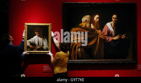 Royal Collection Exhibition staff, in the Queen's Gallery, London, today, with two paintings, Boy Peeling Fruit, (1592-3) left, and the Calling of Saints Peter and Andrew (1602-4) which have recalled as lost original works by Caravaggio after being ghought to be copies. Stockfoto