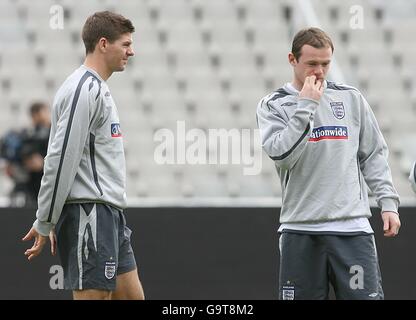 Fußball - UEFA-Europameisterschaft 2008 Qualifikation - Gruppe E - Andorra gegen England - Training - Olimpico de Montjuic. Steven Gerrard (l) und Wayne Rooney (r) während des Trainings Stockfoto