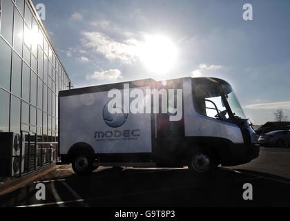 CO2-Ökonomie. Elektrofahrzeug im Werk Modec in Coventry. Stockfoto