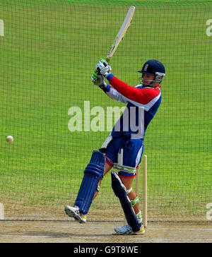 Cricket - ICC Cricket World Cup 2007 - England Practice Session - Guyana. Ed Joyce aus England in Aktion während einer Nets-Trainingseinheit im Everest Cricket Club, Georgetown, Guyana. Stockfoto