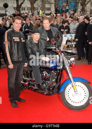 (Von links nach rechts) Ray Liotta, John Travolta und Tim Allen kommen zur UK-Premiere von Wild Hogs im Odeon West End im Zentrum Londons. Stockfoto