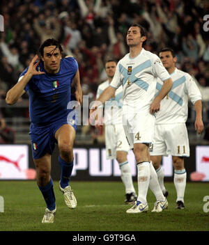 Der Italiener Luca Toni (links) feiert den Torreigen gegen Schottland während des UEFA European Championship 2008 Qualifying Matches im San Nicola Stadium, Bari, Italien. Stockfoto