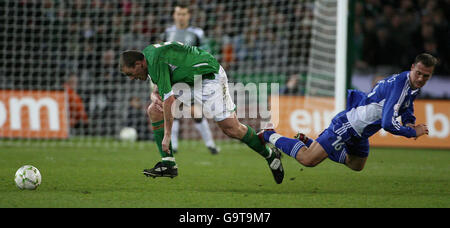 Richard Dunne (links), der aus der Republik Irland stammt, stellt sich während des UEFA-Europameisterschaftsqualifizierungsabgleichs im Croke Park, Dublin, gegen Martin Jakubko aus der Slowakei. Stockfoto