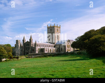 Einen Überblick über das äußere des St Davids Kathedrale, Pembrokeshire, Suche NE von in der Nähe von St Davids Bischofspalast. Stockfoto