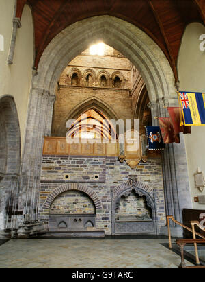 St Caradog Schrein (L) in den Stein Bildschirm zwischen N Querschiff & Chor der Kathedrale von St. Davids, Pembrokeshire, an der Kreuzung überragen. Stockfoto