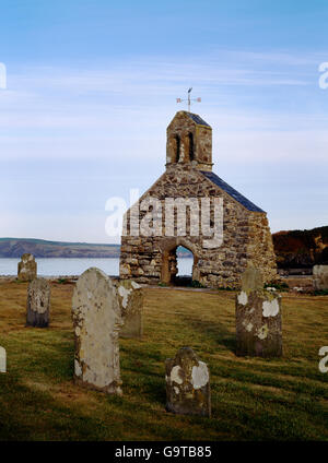 (W Gable) Reste der Cwm yr Eglwys Kirche, Dinas Insel, Pembrokeshire, weggefegt zusammen mit mehreren Hütten in einem Sturm im Jahre 1859. Stockfoto