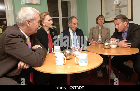 (Von links nach rechts) Jon Snow mit Sian Phillips, Loyd Grossman, Jenny Agutter und Michael Portillo beim Start der Coffeehouse Challenge bei der Royal Society for the Encourage of Arts, Manufactures and Commerce (RSA) in London. Stockfoto