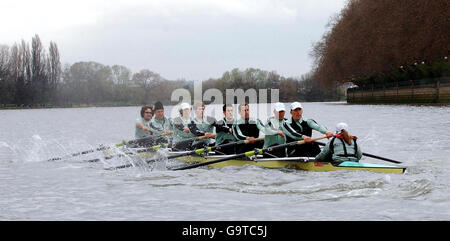 Die Cambridge Crew übt auf der Themse für das 153rd University Boat Race zwischen den Universitäten Oxford und Cambridge. Stockfoto