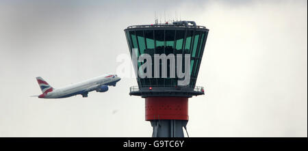 British Airways geht der neue Kontrollturm am Flughafen Heathrow aufgrund der Betrieb Ende April 2007 ist. Stockfoto