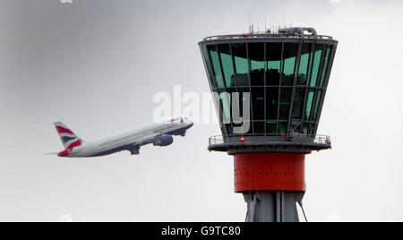 British Airways geht der neue Kontrollturm am Flughafen Heathrow aufgrund der Betrieb Ende April 2007 ist. Stockfoto