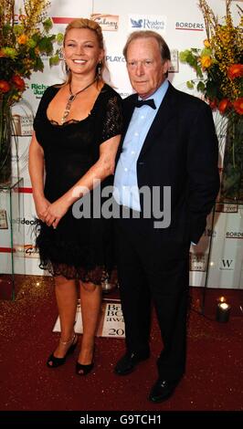 Amanda Redman und Dennis Waterman kommen für die Galaxy British Book Awards 2007 im Grosvenor House Hotel im Zentrum von London an. Stockfoto