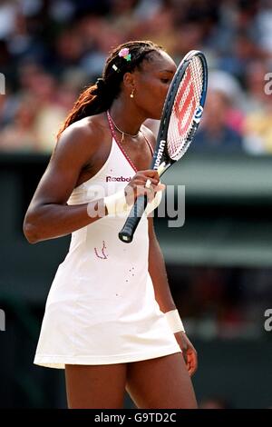 Venus Williams küsst ihren Schläger für Glück während ihres Spiels Gegen Lindsay Davenport im Halbfinale der Frauen Stockfoto