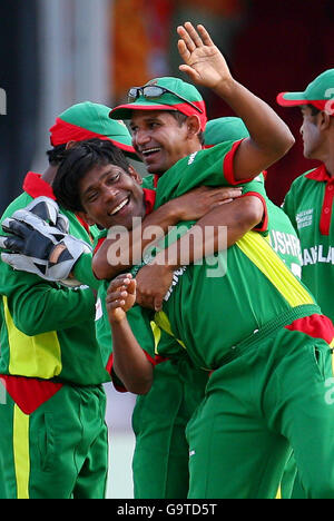 Bangladesh Bowler Mohammad Rafique wird von Kapitän Habibul Bashar (oben) umarmt, nachdem er das Wicket von Südafrikas Andre Nel während des ICC Cricket World Cup Super Eight Match im National Stadium in Georgetown, Guyana, gewonnen hat. Stockfoto