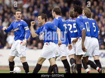 Nacho Novo der Rangers (zweiter von links) während des Spiels der Bank of Scotland Premier League im St. Mirren Park, Renfrewshire. Stockfoto