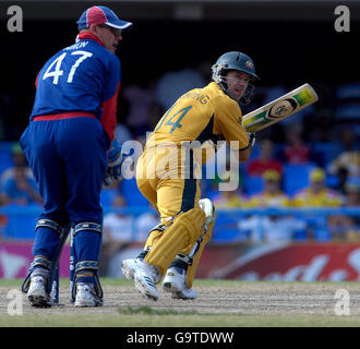 Australiens Ricky Ponting erzielt beim ICC Cricket World Cup Super Eight Match im Sir Vivian Richards Stadium, North Sound, Antigua vier Runs. Stockfoto