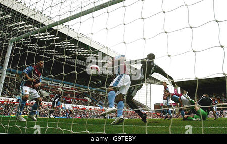 Fußball - FA Barclays Premiership - Aston Villa / Wigan Athletic - Villa Park Stadium. Wigans Emile Heskey punktet beim Spiel der FA Barclays Premiership im Villa Park Stadium, Birmingham, gegen Aston Villa. Stockfoto