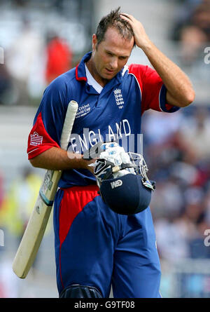 England Kapitän Michael Vaughan verlässt das Feld, nachdem er sein Wicket während der ICC Cricket World Cup, Super Eight Match im Kensington Oval, Bridgetown, Barbados, verloren hat. Stockfoto