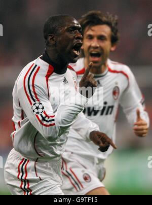 Clarence Seedorf von AC Milan feiert das Tor zum Auftakt von Das Spiel mit seinem Teamkollegen Andrea Pirlo Stockfoto