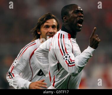 Fußball - UEFA Champions League - Viertelfinale - zweites Bein - Bayern München / AC Mailand - Allianz Arena. Clarence Seedorf von AC Milan feiert mit seiner Teamkollegen Andrea Pirlo das Eröffnungstreffer des Spiels Stockfoto