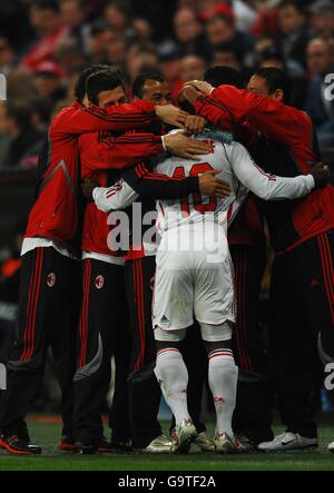 Fußball - UEFA Champions League - Viertelfinale - zweites Bein - Bayern München / AC Mailand - Allianz Arena. Torschütze von AC Milan Clarence Seedorf feiert mit Teamkollegen Stockfoto