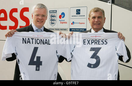 Richard Bowker (L), CEO der National Express Group, und Sir Trevor Brooking, der Direktor des Football Association für Football Development, waren im Wembley Stadium, um die Vertragsunterzeichnung zwischen der National Express Group und dem Football Association zu markieren, um National Express zum offiziellen Reisepartner des englischen Fußballteams zu machen. Stockfoto