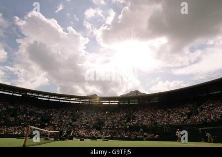 Tennis, Wimbledon 2001, Dritte Runde. Eine allgemeine Ansicht des ersten Gerichts Stockfoto