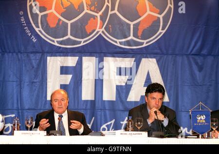 Fußball - FIFA Media Conference - Buenos Aires, Argentinien. Sepp Blatter, Präsident der FIFA (l) und FIFA-Generalsekretär Michel Zen-Ruffinen (r) Stockfoto