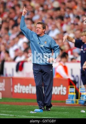 Alan Curbishley, Manager von West Ham United, zeigt seine Frustration darüber Die Touchline nach Sheffield ein weiteres Tor Stockfoto