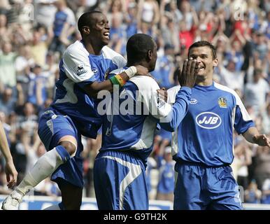 Fußball - FA Barclays Premiership - Wigan Athletic gegen Tottenham Hotspur - The JJB Stadium. Emile Heskey (Mitte) von Wigan Athletic feiert das erste Tor des Spiels mit seinen Teamkollegen Stockfoto