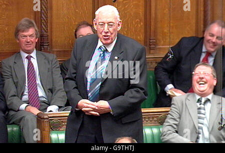 DUP-Führer Rev Ian Paisley spricht während der Fragen des Premierministers im Unterhaus, London. Stockfoto