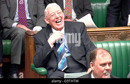 DUP-Führer Rev Ian Paisley lächelt während der Fragen des Premierministers im Unterhaus in London. Stockfoto