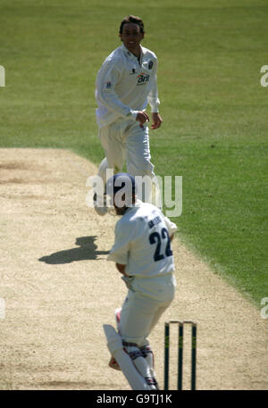 Cricket - Liverpool Victoria County Championship - Division One - Surrey V Yorkshire - The Brit Oval. Surrey's Rikki Clarke feiert die Aufnahme des Dickens von Yorkshire's Joe Sayers Stockfoto