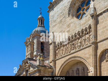 Detail der Glockenturm der Kathedrale Santa Maria. Ciudad Rodrigo, Salamanca, Castilla y Leon. Spanien. Stockfoto