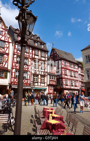 Mittelalterliche Fachwerkhäuser in der deutschen Stadt von Bernkastel-Kues an der Mosel. Stockfoto